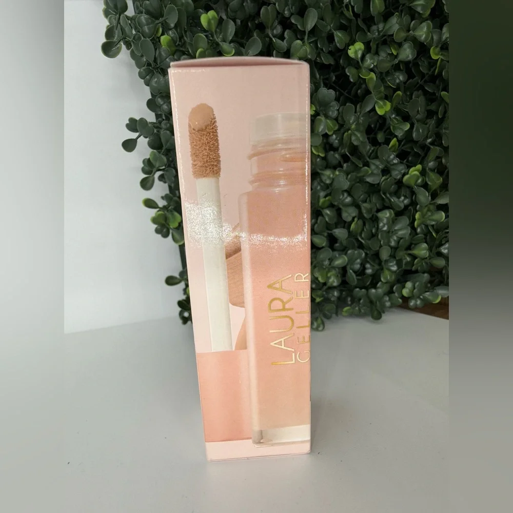 NEW: Laura Geller Balance-N-Glow Hydrating Liquid Foundation in LIGHT